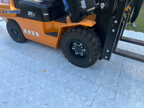 Últimos blogs de la empresa sobre Flyon Sports Demuestra una Resistencia Inigualable en la Prueba de Carga de Suelos de Protección de Césped