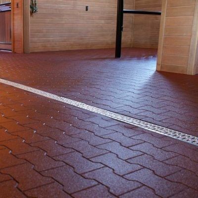 Buen precio Material de goma de goma de los gránulos de las esteras SBR del piso de la forma del hueso de perro que entrelaza en línea