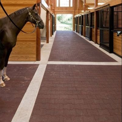 Buen precio El hueso forma las baldosas de goma que entrelazan, estera de goma negra de SBR en línea