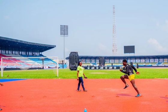 Buen precio Pista de atletismo de 8 m de ancho y 6 mm de espesor perfecta para instalaciones deportivas en línea