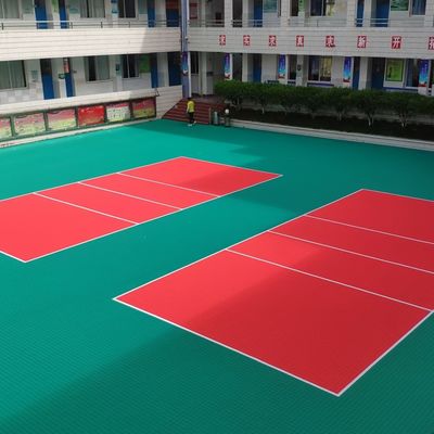 Buen precio Pisos de deporte de azulejos de PP rojo Recomendado para instalaciones deportivas MOQ 500pcs en línea