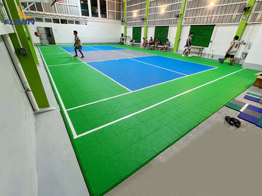 Buen precio Pisos deportivos de azulejos de PP resistentes a los impactos en rojo/azul/verde para canchas interiores/exteriores en línea