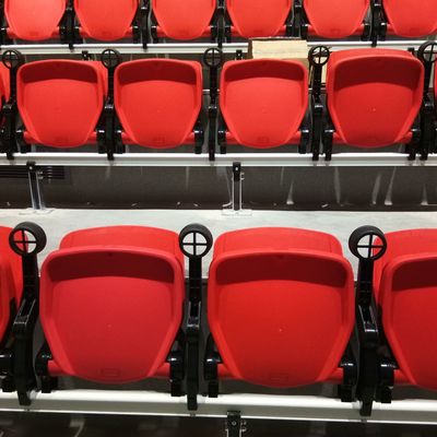 Extremidad encima de asientos fijos de los deportes del estadio con el material del HDPE de los brazos PE