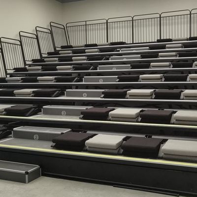 Buen precio Blanqueador retractable material de los PP que asienta el plegamiento posterior para la sala de reunión del estudio en línea