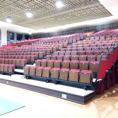 Buen precio Asiento retractable de la gradería cubierta de los blanqueadores resistentes al fuego del gimnasio para la arena en línea