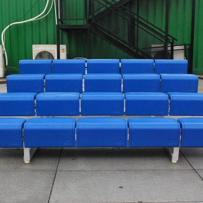 Buen precio Blanqueador de aluminio al aire libre de 4 filas que asienta con los asientos plásticos en línea