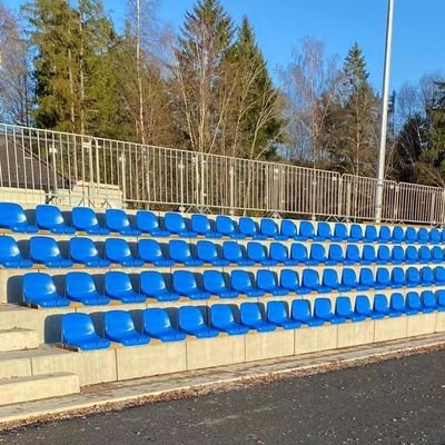 El estadio de fútbol preside los asientos plásticos del estadio de los asientos del estadio para los blanqueadores con la ayuda trasera