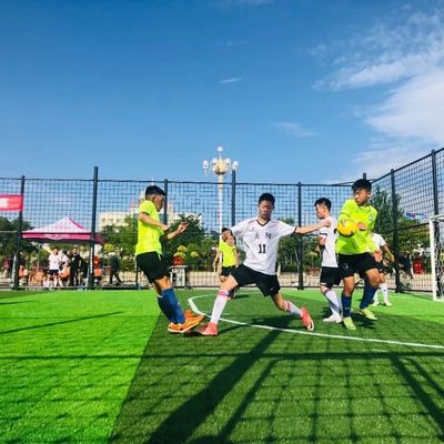 Buen precio sintético de 50m m que entrelaza la hierba artificial para la corte del fútbol en línea