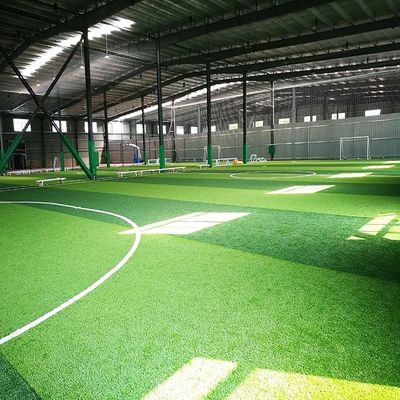 Construcción de hierba artificial PE PP verde y personalizada para una apariencia al aire libre impresionante