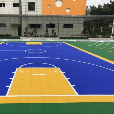 Buen precio Cortes al aire libre Pisos deportivos de azulejos de PP rojo de 15 mm de espesor con embalaje de cartón en línea