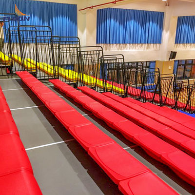 Sillón de plata de aluminio retráctil con configuración curva para 200-500 personas