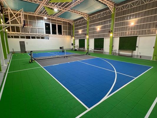 Buen precio Sistema de suelo deportivo de azulejos de PP rojo azul para canchas interiores al aire libre en línea