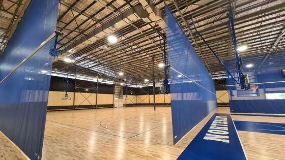 Buen precio Sistema de control eléctrico automático Cortina divisoria con tela de alta resistencia y color personalizable para deportes de interior en línea